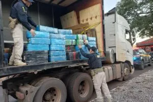 PRF prende caminhoneiro com quase 2 toneladas de maconha e encontra uso de “rebite” durante fiscalização