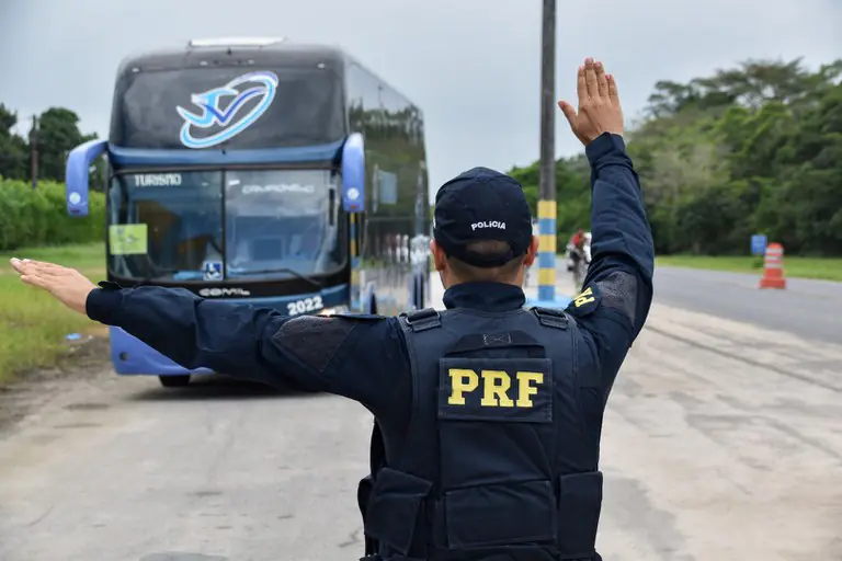 PRF reforça fiscalização de ônibus e vans neste feriado de Corpus Christi.