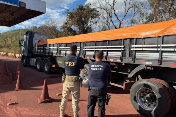 Quase 20 mil litros de produto usado no refino de cocaína são apreendidos em caminhão na fronteira
