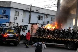 Pai e filho colocam fogo em guincho da PRF após moto ser apreendida