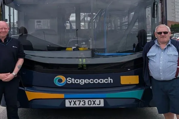 Pais e filhos dividem o volante e mantêm tradição nos ônibus da Inglaterra