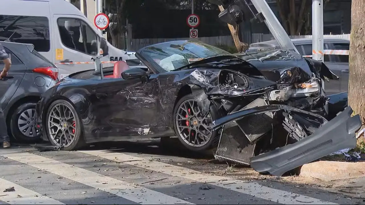 Porsche de influenciador avaliada R$ 1,3 milhão derrapa e deixa rastro de colisões