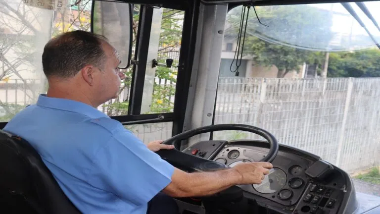 Salário abre caminho para estrangeiros como motorista de ônibus