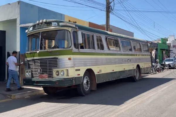 Único Flecha de Prata em atividade em Minas, ônibus de 1975 ainda leva moradores