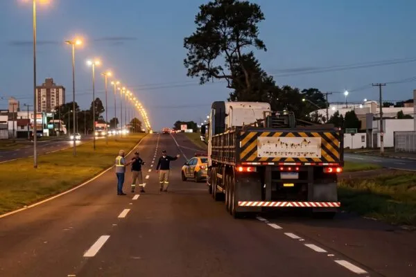 PRF apreende carreta e suspende CNH de motorista que dirigia em zigue-zague na BR-369