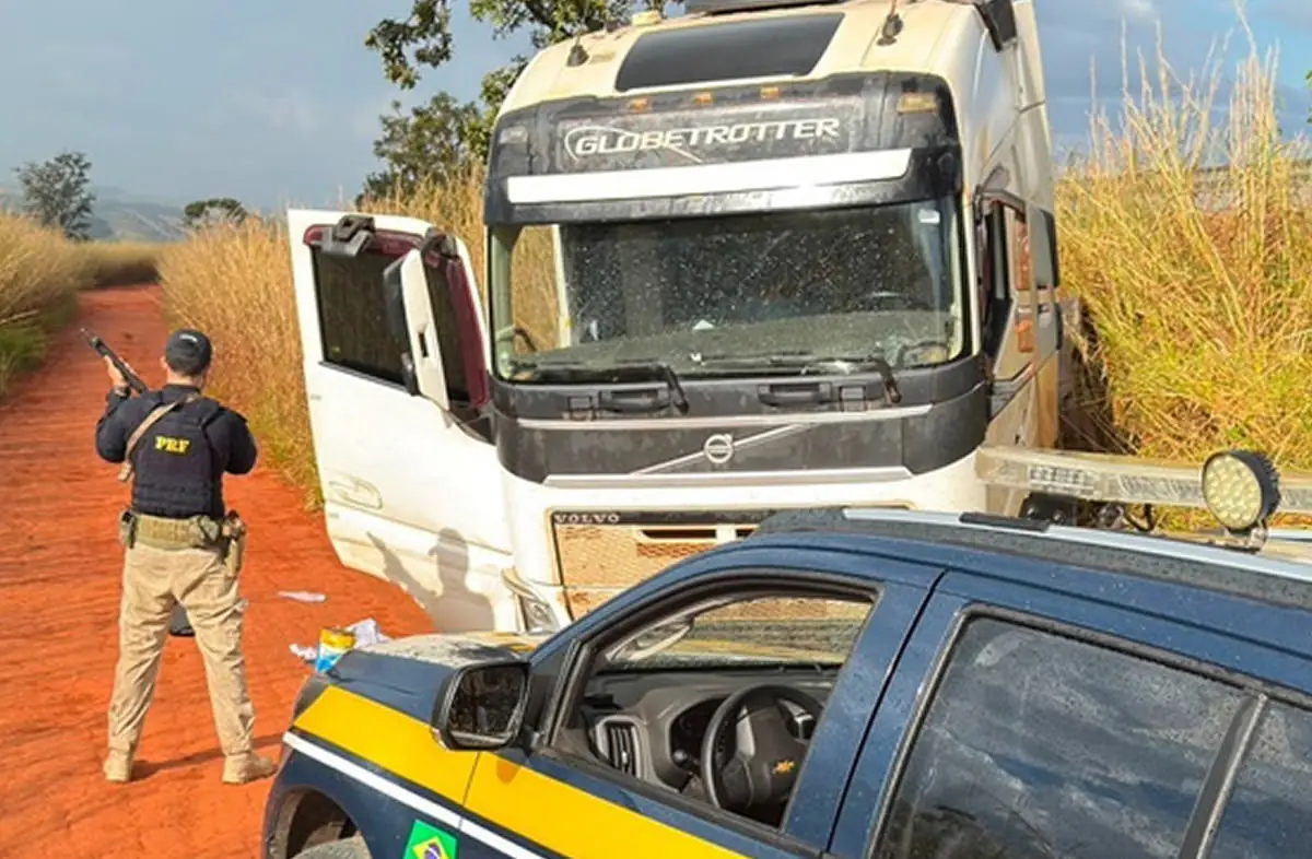 Caminhoneiro foge por 35 km da PRF, abandona carreta roubada e acaba preso em MG