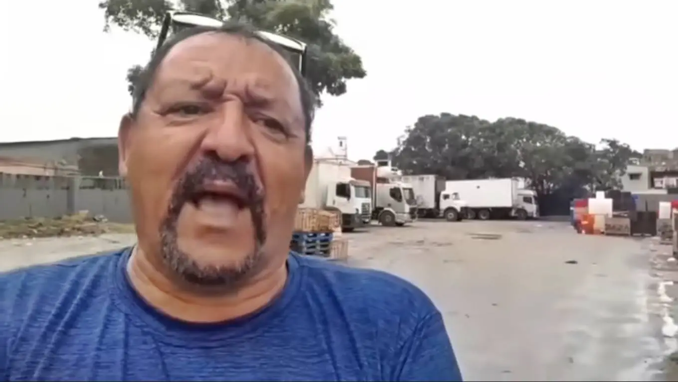 Caminhoneiro desabafa após passar o final de semana sem descarregar no Atacadão de Olinda.