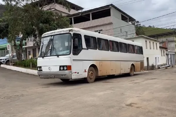 Ônibus antigo da Mercedes encara terra em linha rural de Minas