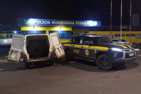 PRF prende suspeitos de roubar caminhões em postos de combustível na BR-050